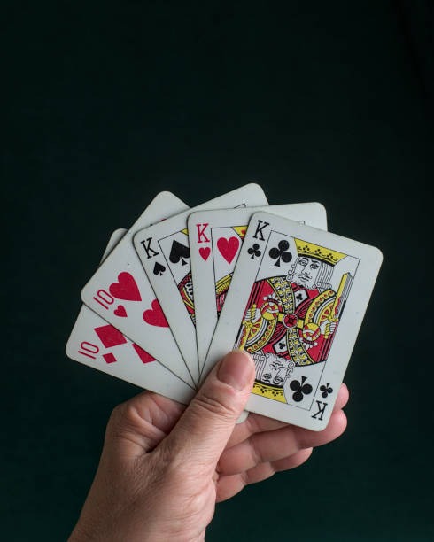 Card dealt in Dragon Tiger Live showing King versus Queen result